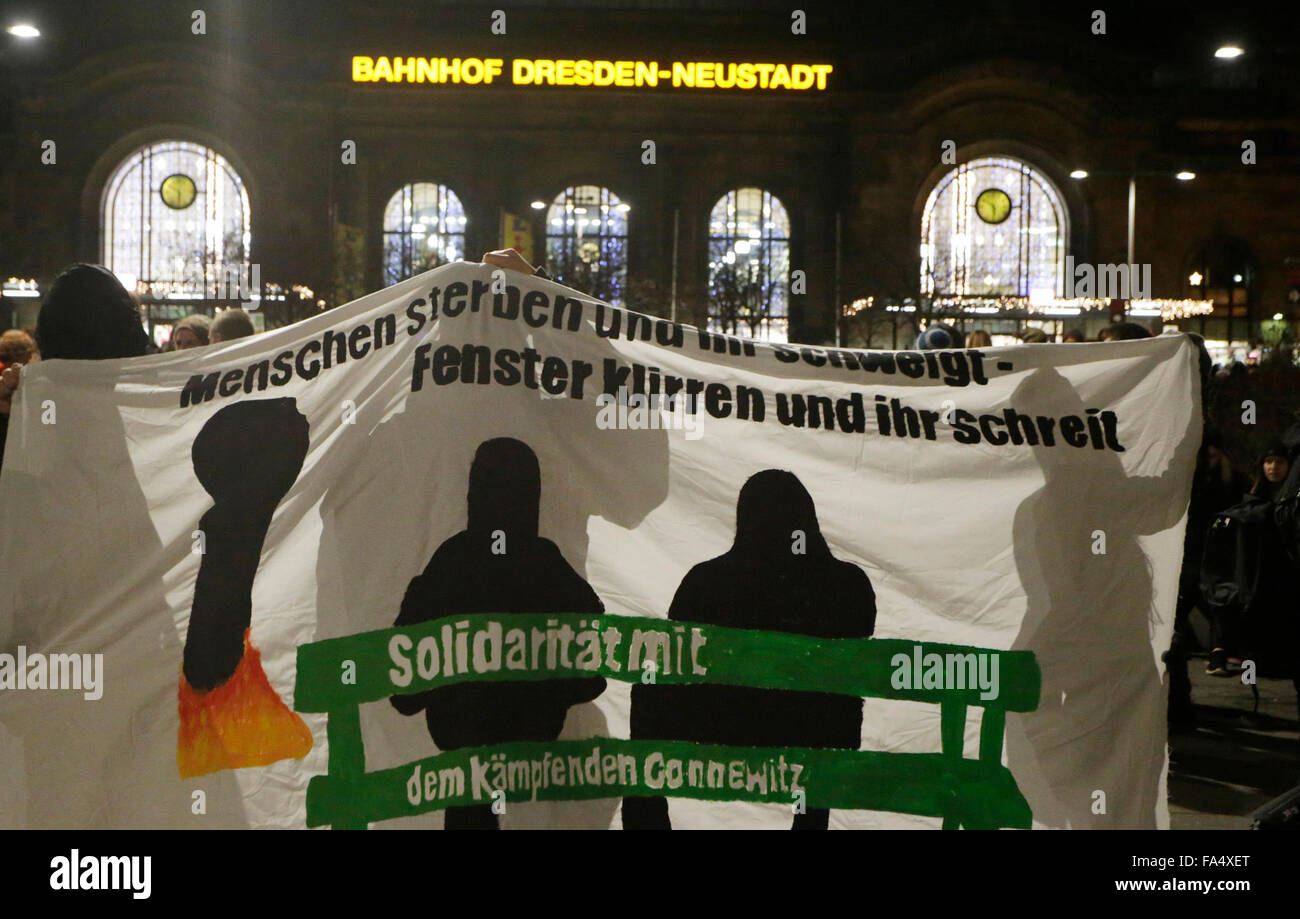 Dresden, Deutschland. 21. Dezember 2015. Menschen versammeln sich am Bahnhof Dresden-Neustadt gegen eine Kundgebung von Pegida (Patriotischen Europäer gegen die Islamisierung des Abendlandes), 21. Dezember 2015 in Dresden, Deutschland, am selben Tag stattfindet. Einige tragen eines Banners der lautet "Menschen sterben und Sie schweigen, Windows Pause und Sie schreien". Foto: Sebastian Willnow/Dpa/Alamy Live News Stockfoto