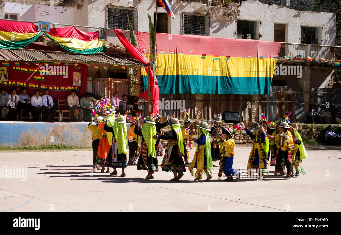 Tänzerinnen in traditionellen Kostümen, Zuschauer, Musiker in der 500-Jahr-Feier von Luribay, Bolivien, feiern und Paraden Stockfoto