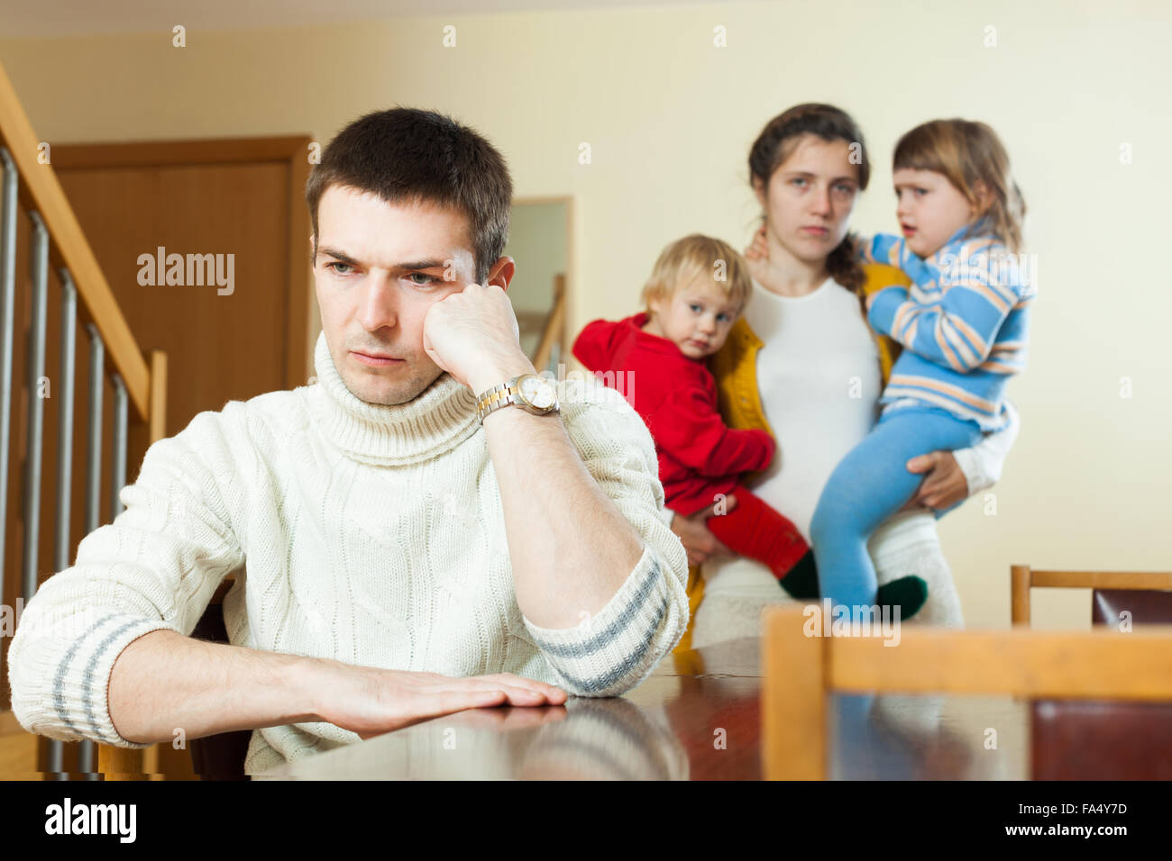 Traurige Familie mit zwei Kindern, Streit zu Hause Stockfotografie Alamy