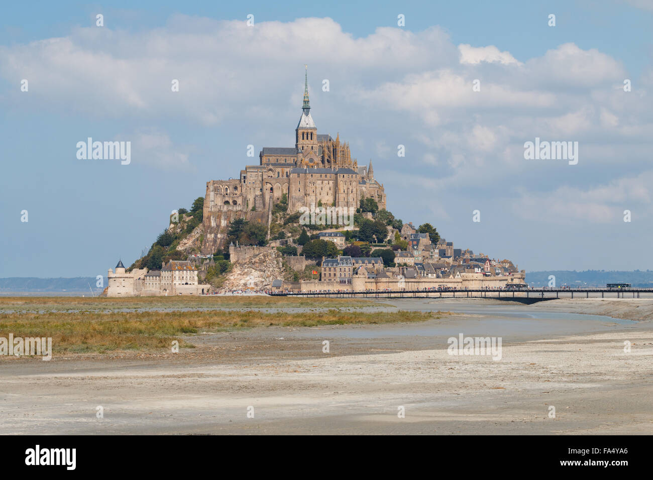 Touristen zu Fuß über die neue Brücke an das Kloster auf der Insel von Le Mont Saint-Michel in Frankreich Stockfoto