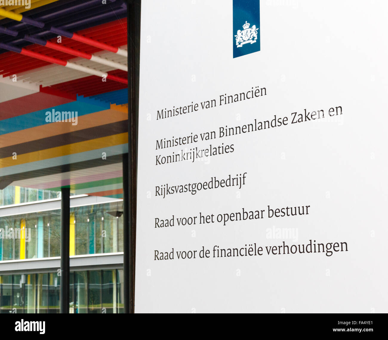 [Nur zur redaktionellen Verwendung] Büro-Schild am Eingang des niederländischen Ministeriums für Finanzen und andere Ministerien Stockfoto