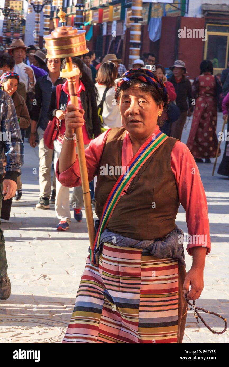 [Nur zur redaktionellen Verwendung] Tibetische Frauen gehen den Pilgerweg im Zentrum von Lhasa, Tibet Stockfoto