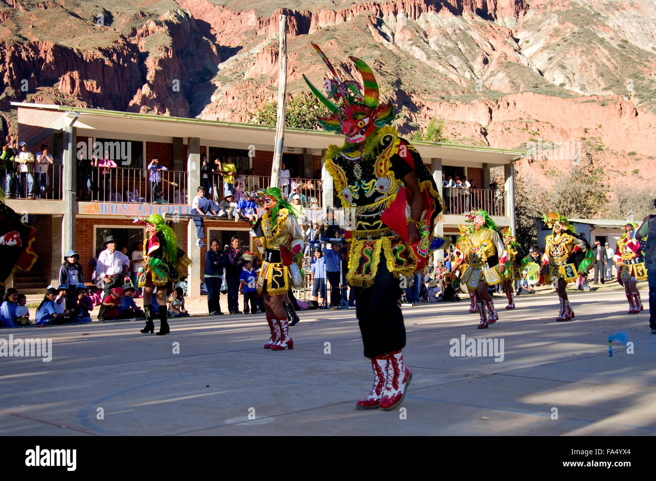 Tänzerinnen in traditionellen Kostümen und Masken, Zuschauer, Musiker in einer Parade auf der 500-Jahr-Feier des Luribay, Bolivien Stockfoto