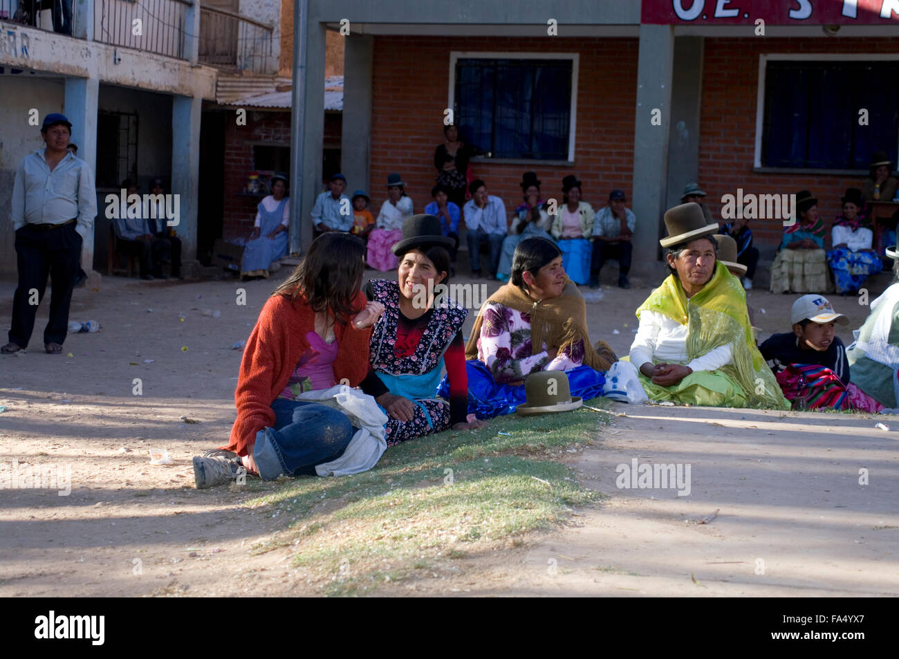 Tänzerinnen in traditionellen Kostümen und Masken, Zuschauer, Musiker in einer Parade auf der 500-Jahr-Feier des Luribay, Bolivien Stockfoto