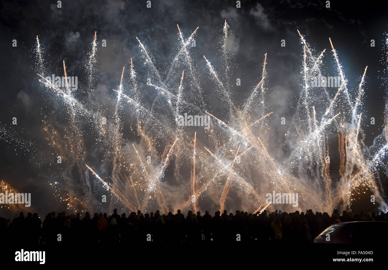 Brighton, Sussex, UK. 21. Dezember 2015. Tausende von Menschen säumen die Küste um das Feuerwerk Display Höhepunkt der brennenden zu sehen, die die Uhren Wintersonnenwende in Brighton heute Abend Parade. Brennen der Uhren ist ein Winter-Sonnenwende-Festival, findet jedes Jahr in Brighton statt durch die gleichen Himmel Arts Group organisiert und startete 1993 Credit: Simon Dack/Alamy Live News Stockfoto