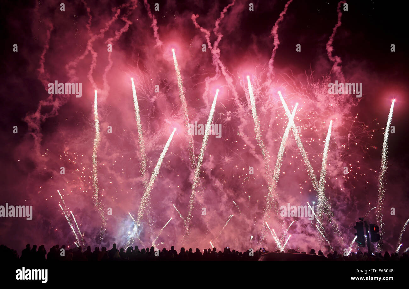 Brighton, Sussex, UK. 21. Dezember 2015. Tausende von Menschen säumen die Küste um das Feuerwerk Display Höhepunkt der brennenden zu sehen, die die Uhren Wintersonnenwende in Brighton heute Abend Parade. Brennen der Uhren ist ein Winter-Sonnenwende-Festival, findet jedes Jahr in Brighton statt durch die gleichen Himmel Arts Group organisiert und startete 1993 Credit: Simon Dack/Alamy Live News Stockfoto