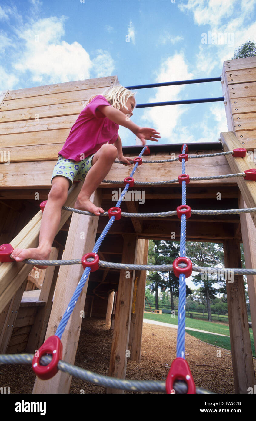 Kinder, junge Mädchen ca. 5 + Jahre alt am Klettergerüst, Weitwinkel-Ansicht von oben. Stockfoto