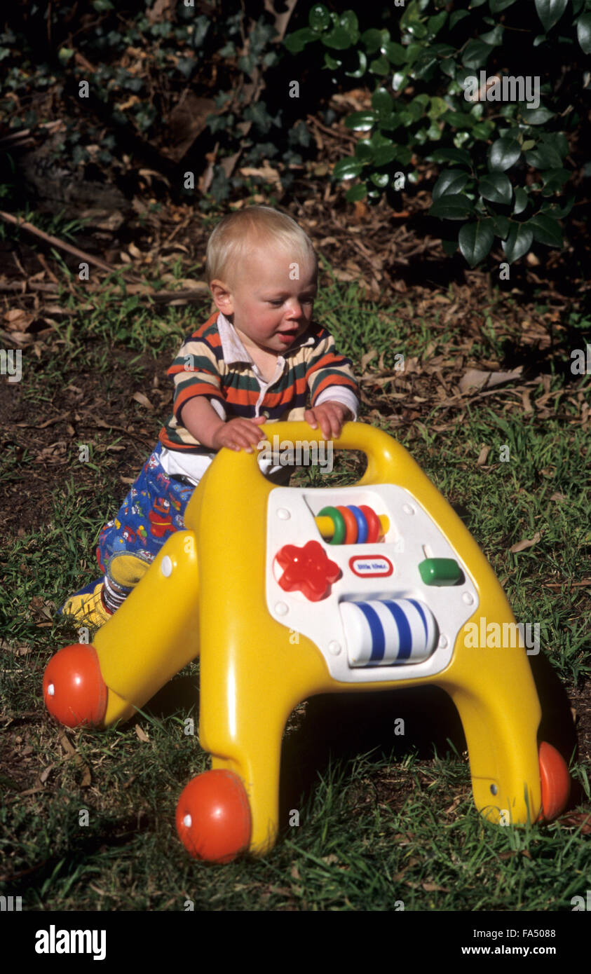 Kinder, Kleinkind, 8 Monate mit Baby Walker, die ersten Schritte. Stockfoto