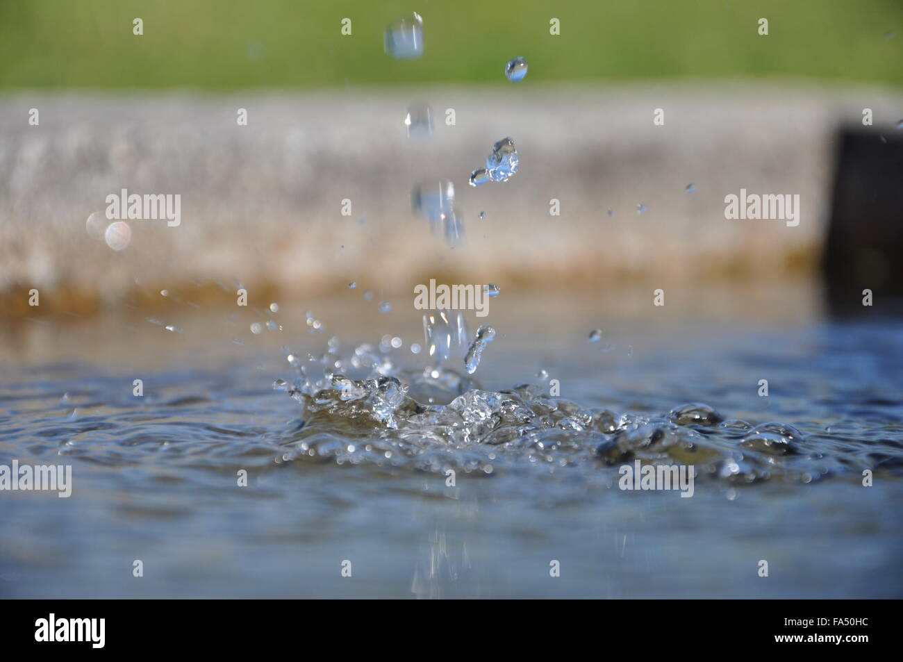 Wassertropfen Spritzwasser in Brunnen Stockfoto