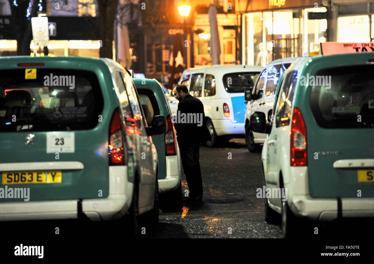 Brighton Sussex UK - Taxi Rangliste in East Street Brighton in der Nacht Stockfoto