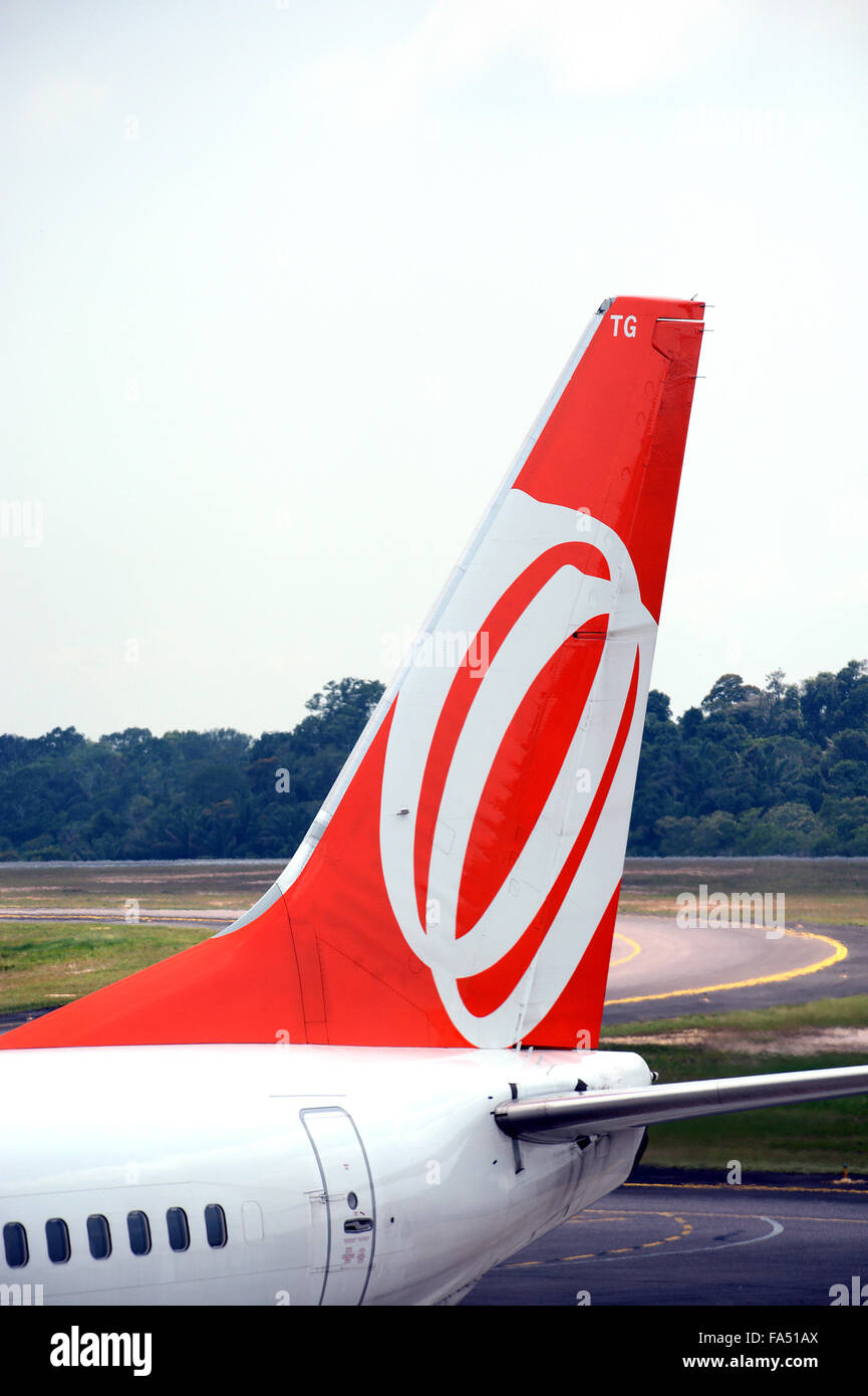 Flugzeugheck internationaler Fluggesellschaften am Flughafen mit blauem  Himmel im Hintergrund Stockfotografie - Alamy