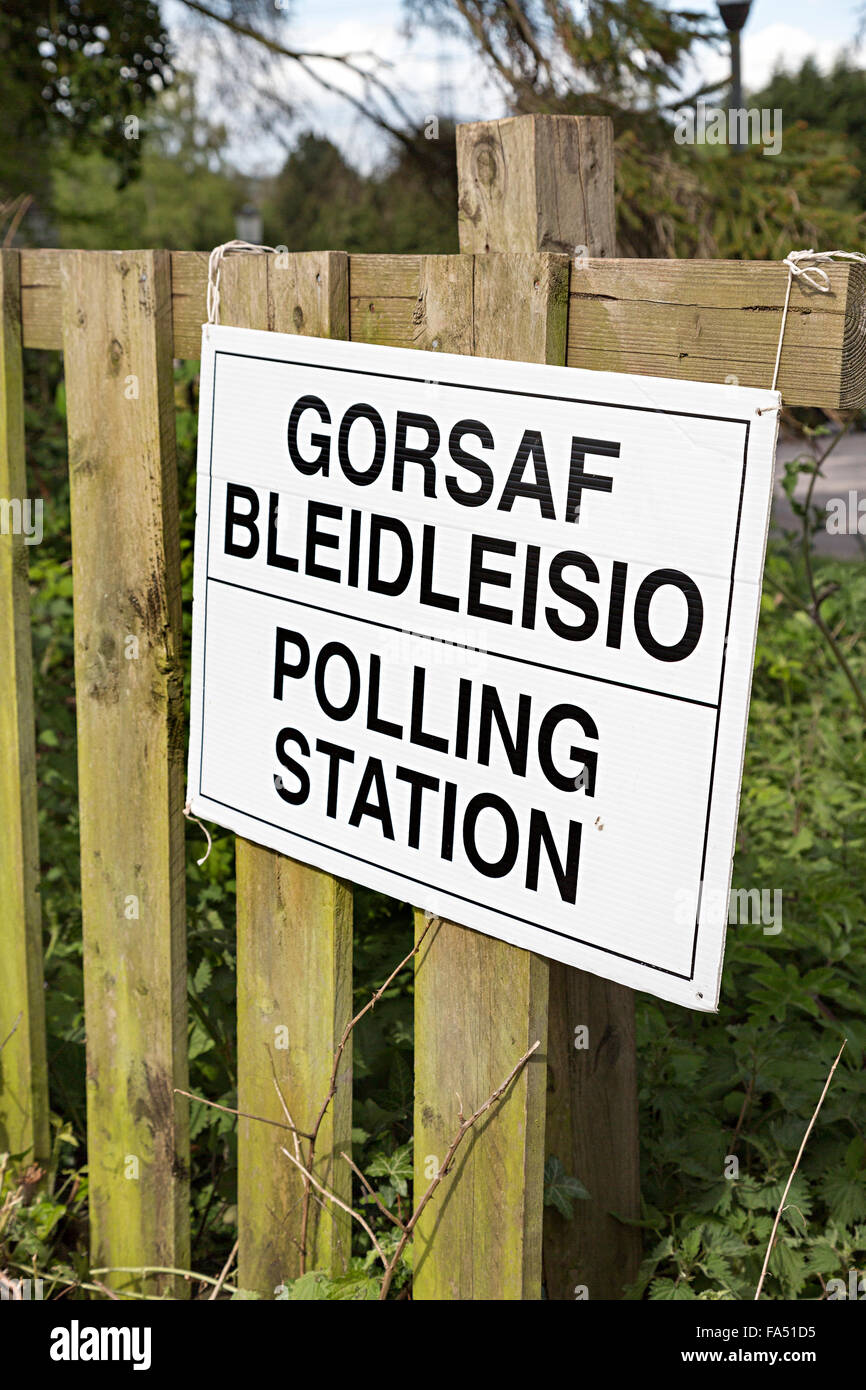 Zweisprachige Wahllokal Zeichen, Llanfoist, Wales, UK Stockfoto