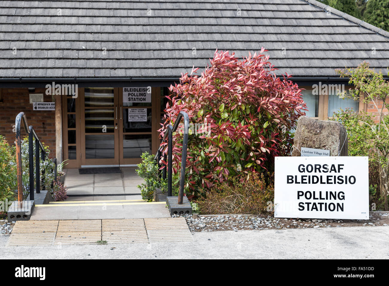 Zweisprachige Wahllokal Zeichen, Llanfoist, Wales, UK Stockfoto