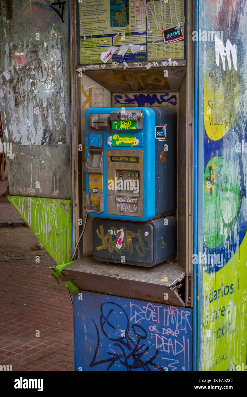 Vandalismus und Graffiti an einem Telefon in Buenos Aires, Argentinien Stockfoto