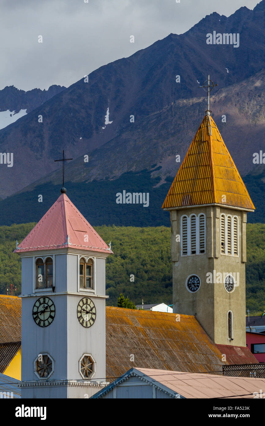 Bunte Uhrentürme auf Kirchen in Ushuaia, Argentinien Stockfoto