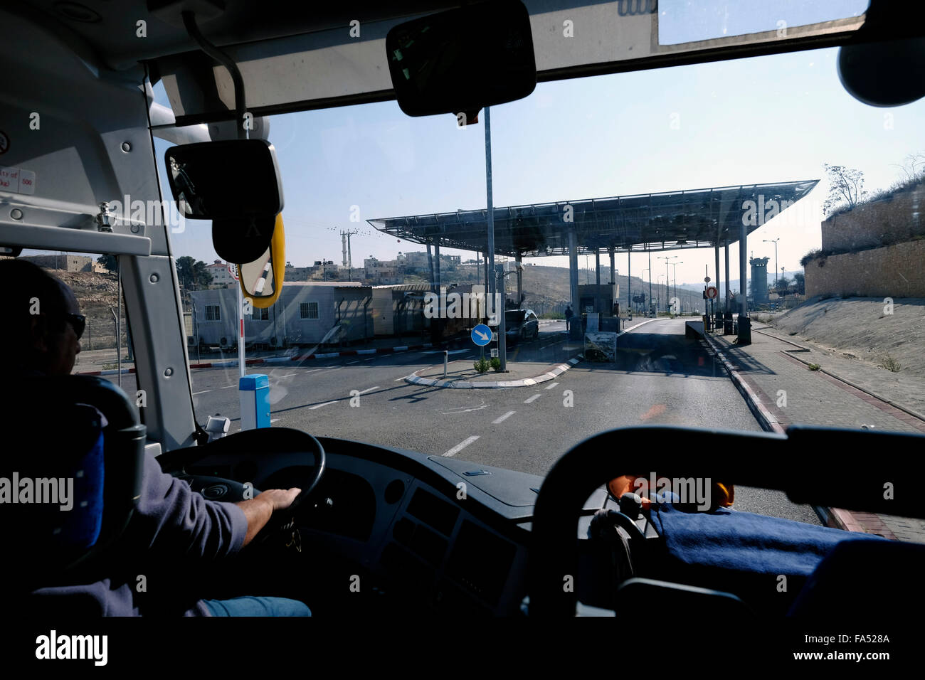 Israelischer Bus, der durch den Checkpoint Har Homa in der Nähe der palästinensischen Stadt Beith Sahour im Westjordanland in den Vororten von Jerusalem Israel fährt Stockfoto