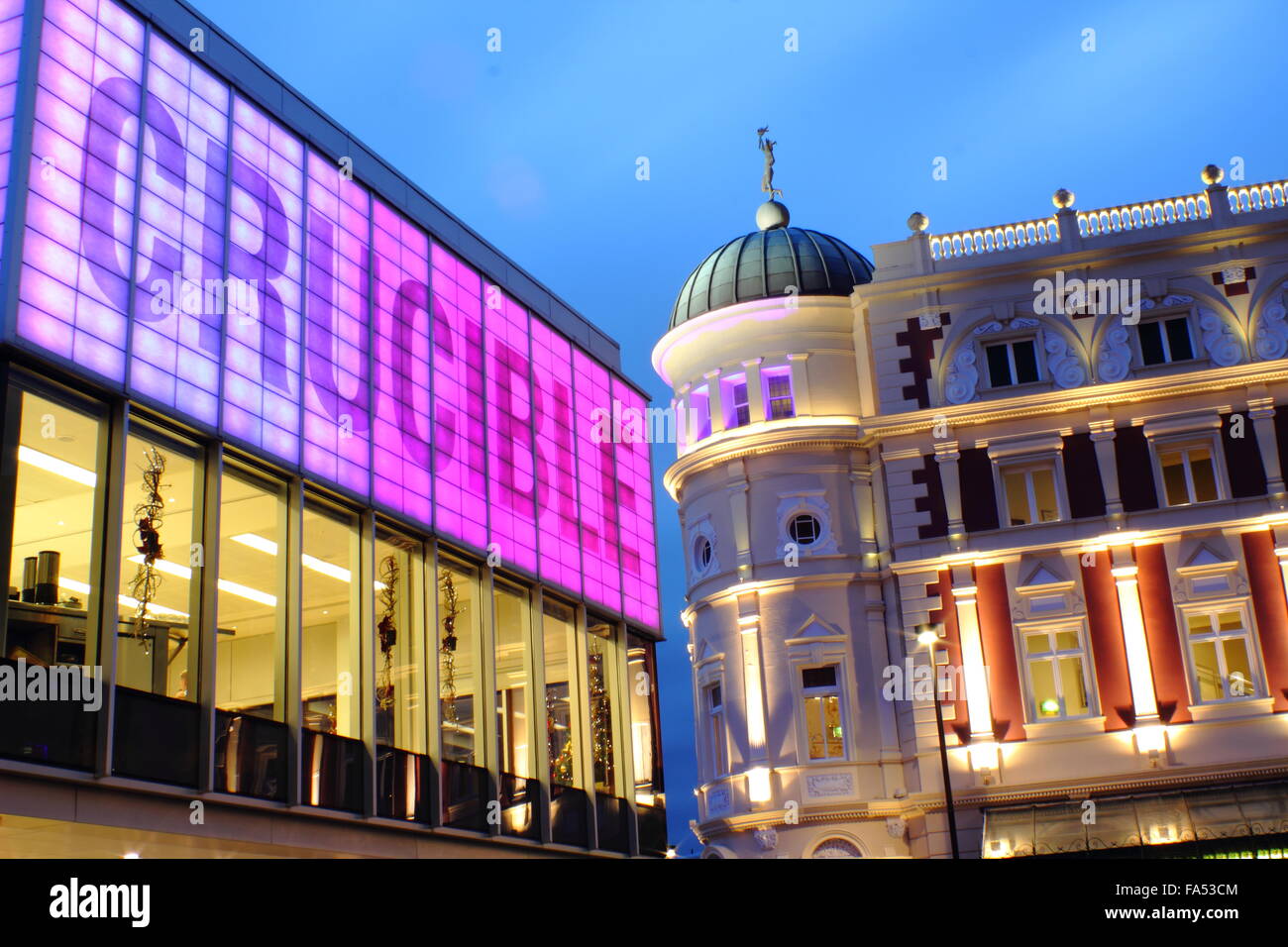 Crucible Theatre (l) und die Lyceum Theatre (r) im Sheffield Stadtzentrum, Yorkshire, England UK - Dämmerung, Winter. Stockfoto