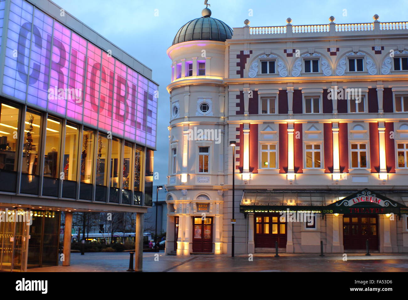 Crucible Theatre (l) und die Lyceum Theatre (r) im Sheffield Stadtzentrum, Yorkshire, England UK - Dämmerung, Winter. Stockfoto