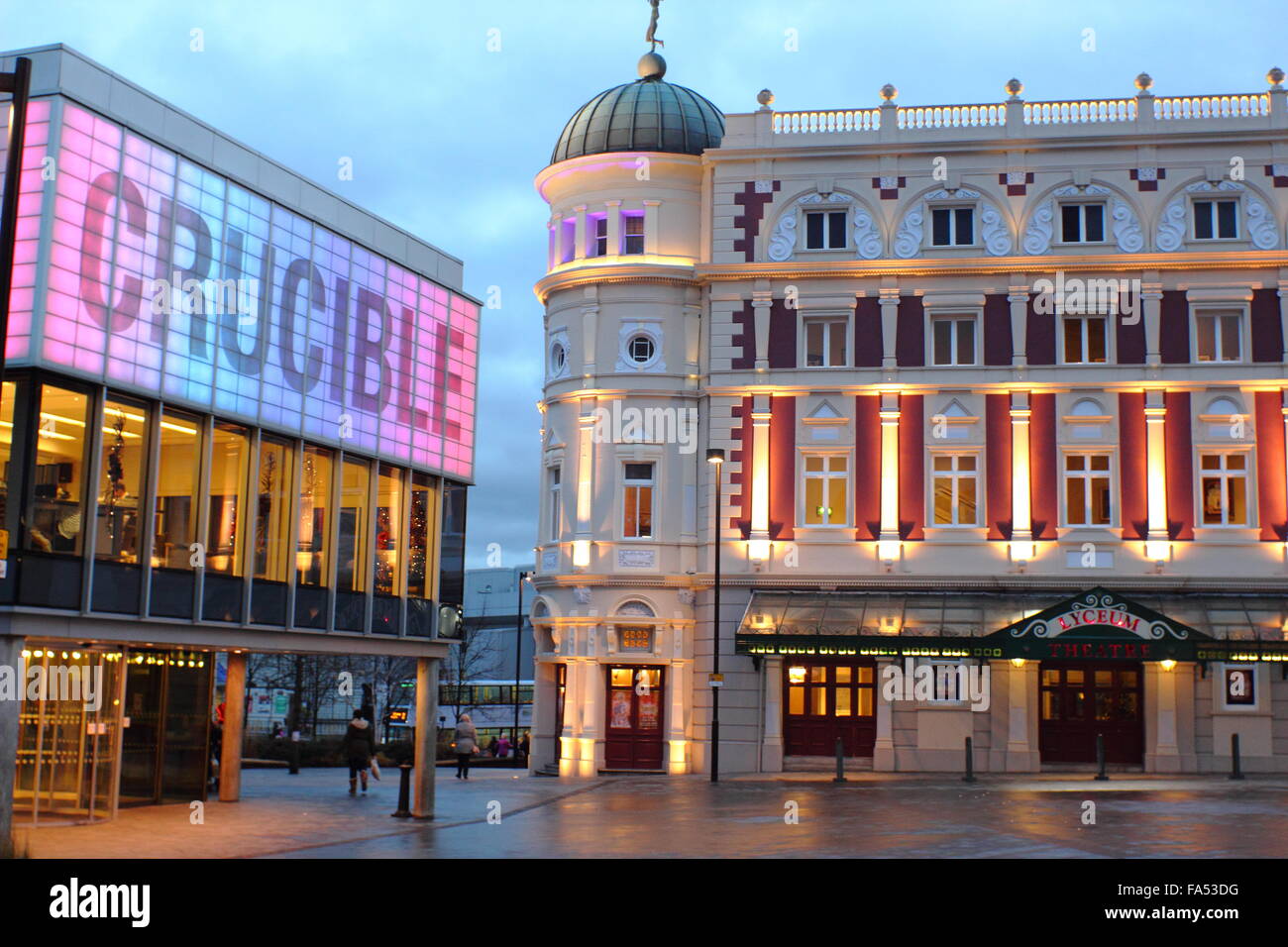 Crucible Theatre (l) und das Lyceum Theatre in der Mitte der Stadt von Sheffield, Yorkshire England UK Stockfoto