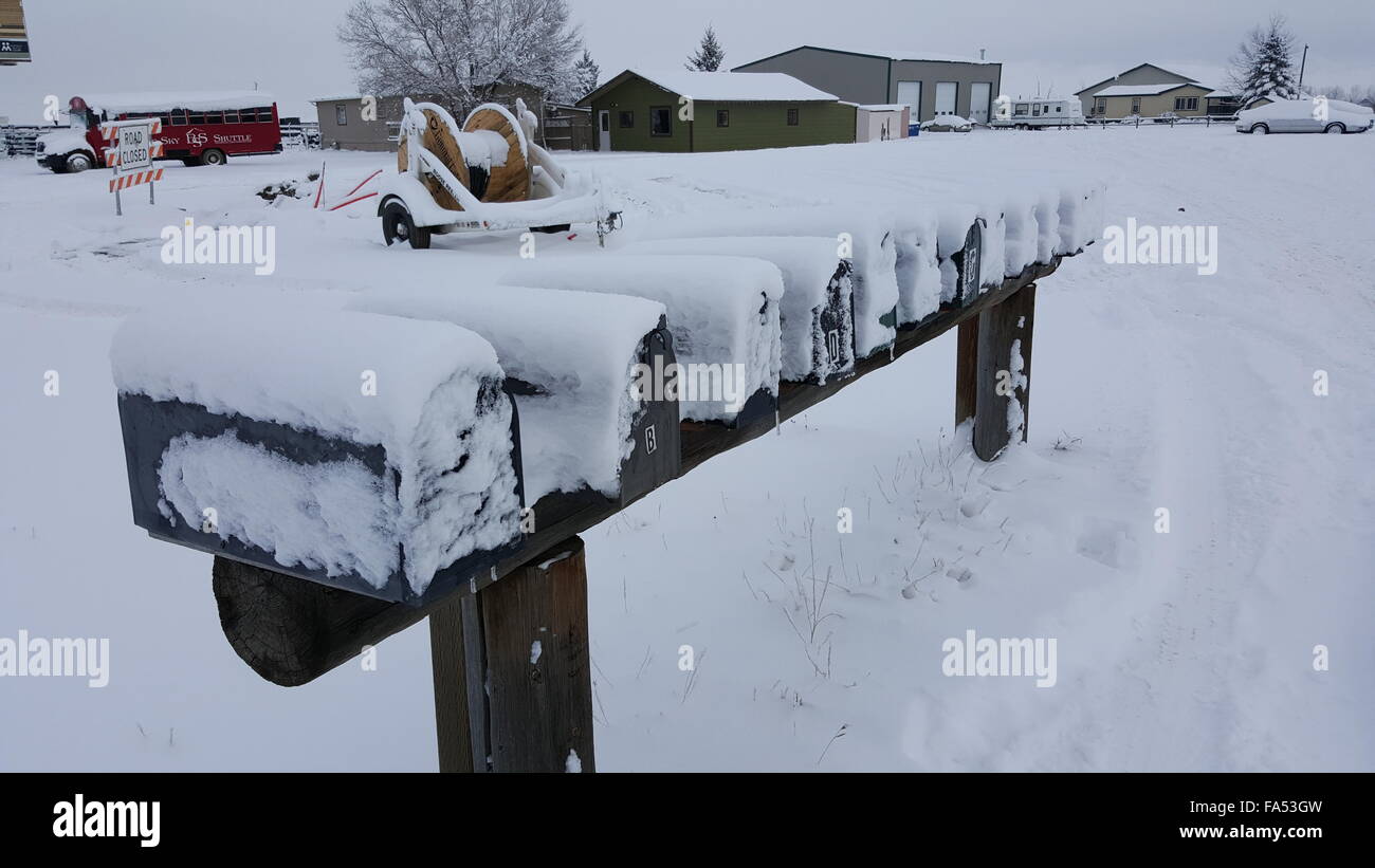 Reihe von Postfächern im ländlichen Amerika (Gebäude in den Rücken) Stockfoto