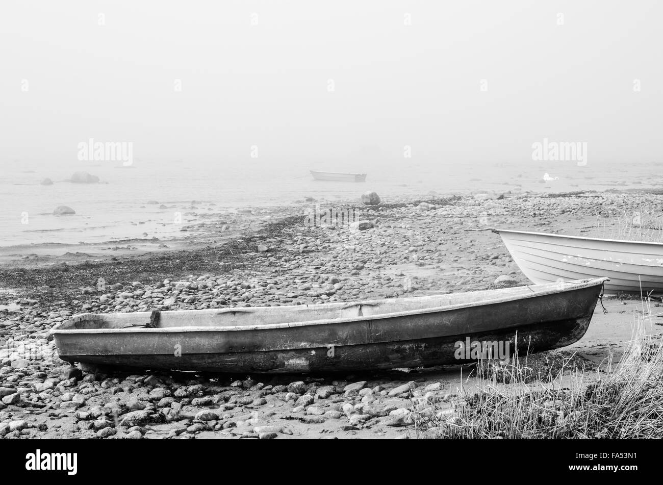 Altes Fischerboot an Küste Nebel am Morgen Stockfoto