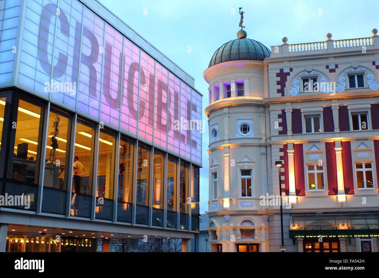 Crucible Theatre (l) und das Lyceum Theatre in der Mitte der Stadt von Sheffield, Yorkshire England UK Stockfoto