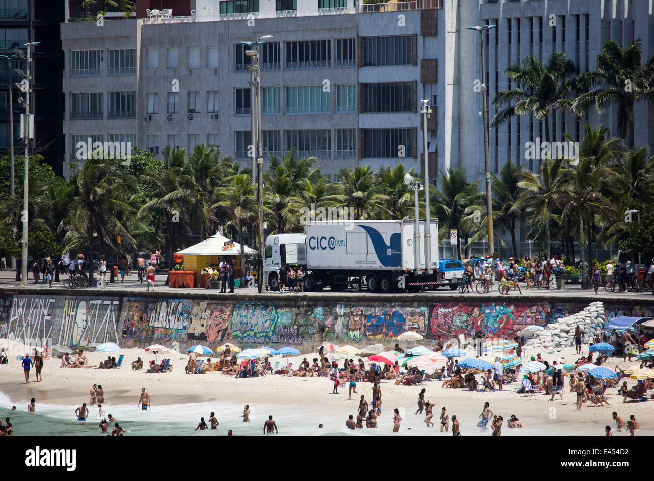 Rio De Janeiro, Brasilien, 20. Dezember 2015: um die Sicherheit der Badegäste und Touristen zu erhöhen, der Militärpolizei von Rio de Janeiro verstärkt Polizeiarbeit in Rios Strände. Ein Überwachung LKW (CICC) ausgestattet mit video-Links im Polizeihubschrauber unterstützt die gesamte Kante der Stadt patrouillieren. Stockfoto