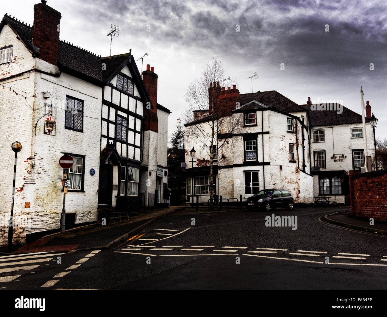 Das Haus der Bibel aus dem 16. Jahrhundert und hinter dem Hop Pole-Hotel bei Bromyard, einer Stadt in Herefordshire, England Stockfoto