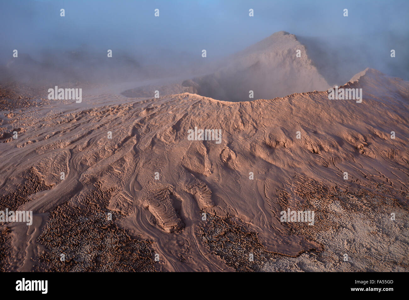 Heiße Quellen mit Schlammpfützen und Dampf, Geysirfeld, Sol de Mañana, Altiplano, Bolivien Stockfoto