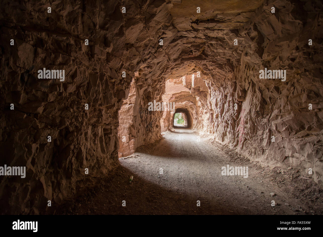 Engen Tunnel durch Rock, Straße, Potosi, Bolivien Stockfoto