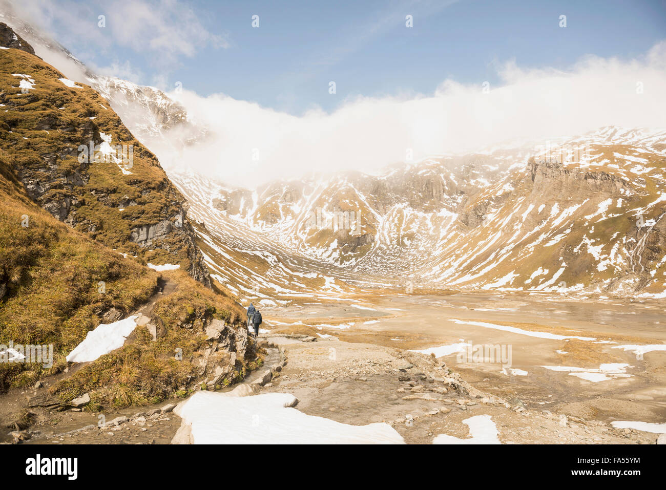 Zwei Wanderer zu Fuß im Riverside, Großglockner Berg mit Gletscher Pasterze, Nationalpark Hohe Tauern, Kärnten, Österreich Stockfoto