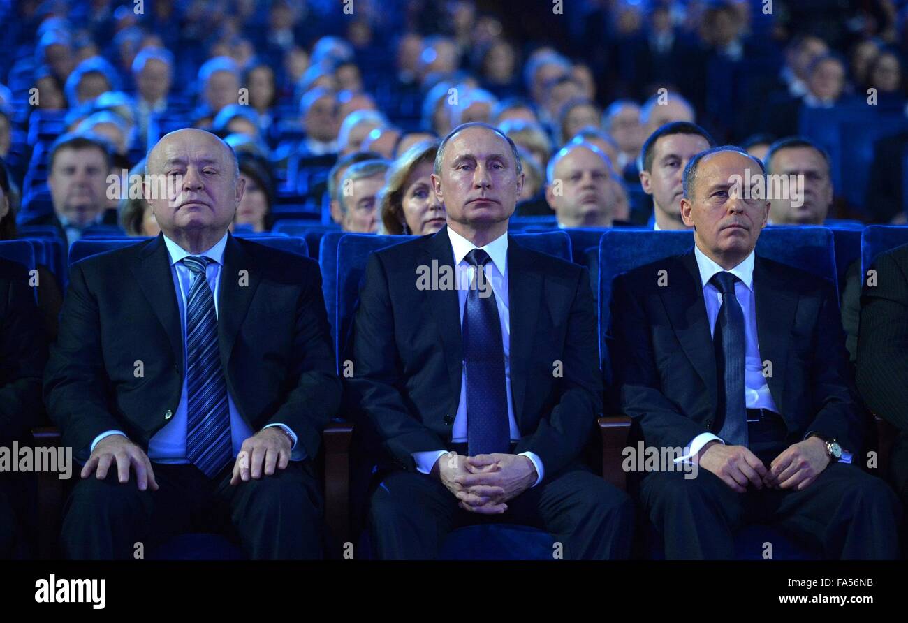 Der russische Präsident Vladimir Putin sitzt mit der Foreign Intelligence Service Mikhail Fradkov (links) und Direktor der Federal Security Service Alexander Bortnikov bei einem Galaempfang Kennzeichnung Security Agency Workers Day im Kreml 19. Dezember 2015 in Moskau, Russland. Stockfoto