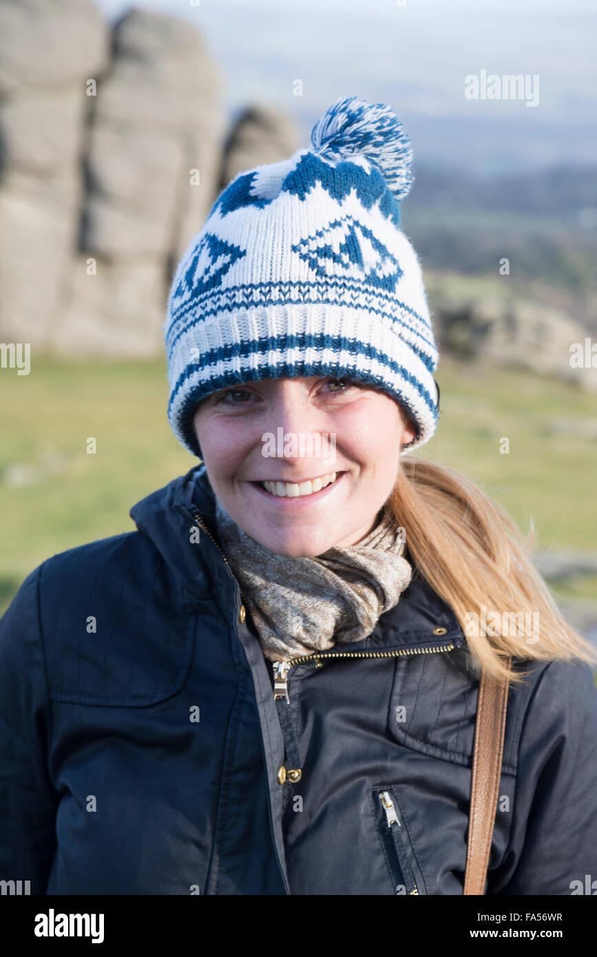 Eine Frau an Haytor Dartmoor einen warmen Winter Hut Stockfoto