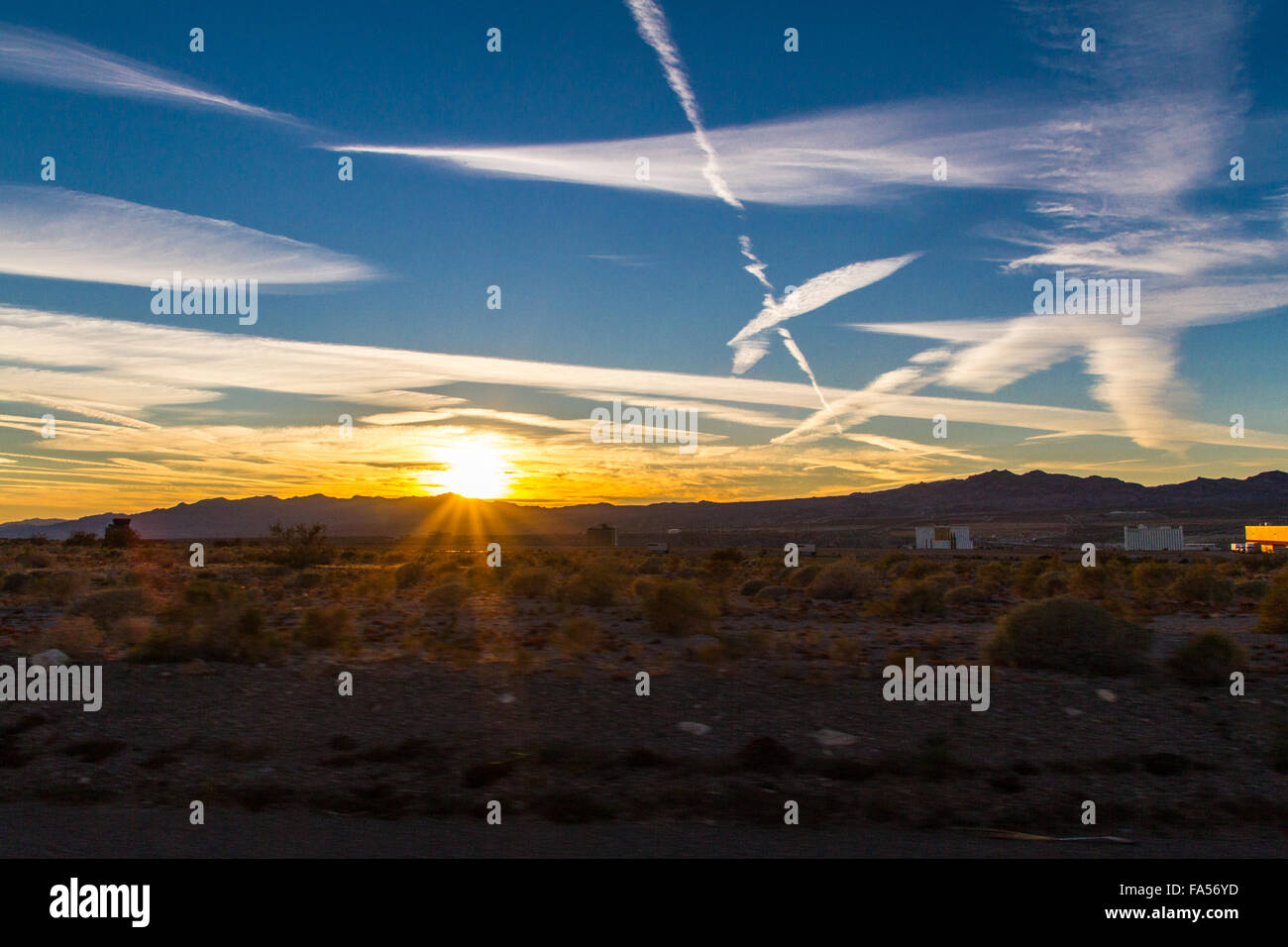 Sonnenuntergang in Laughlin, Nevada mit Resten von Kondensstreifen füllt den Himmel Dezember 2015 Stockfoto