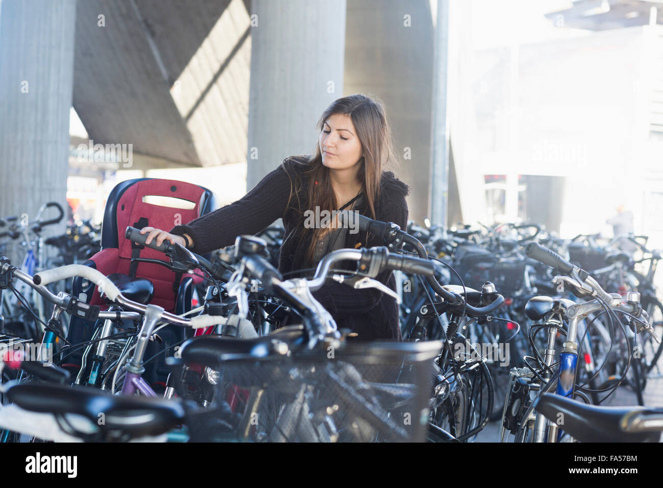 Junge Frau, Parken ihr Fahrrad, Freiburg Im Breisgau, Baden-Württemberg, Deutschland Stockfoto
