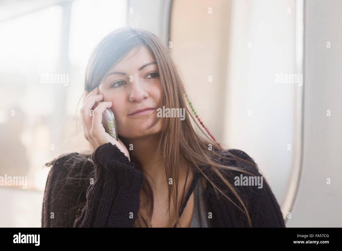 Junge Frau am Handy vor dem Zug, Freiburg Im Breisgau, Baden-Württemberg, Deutschland Stockfoto