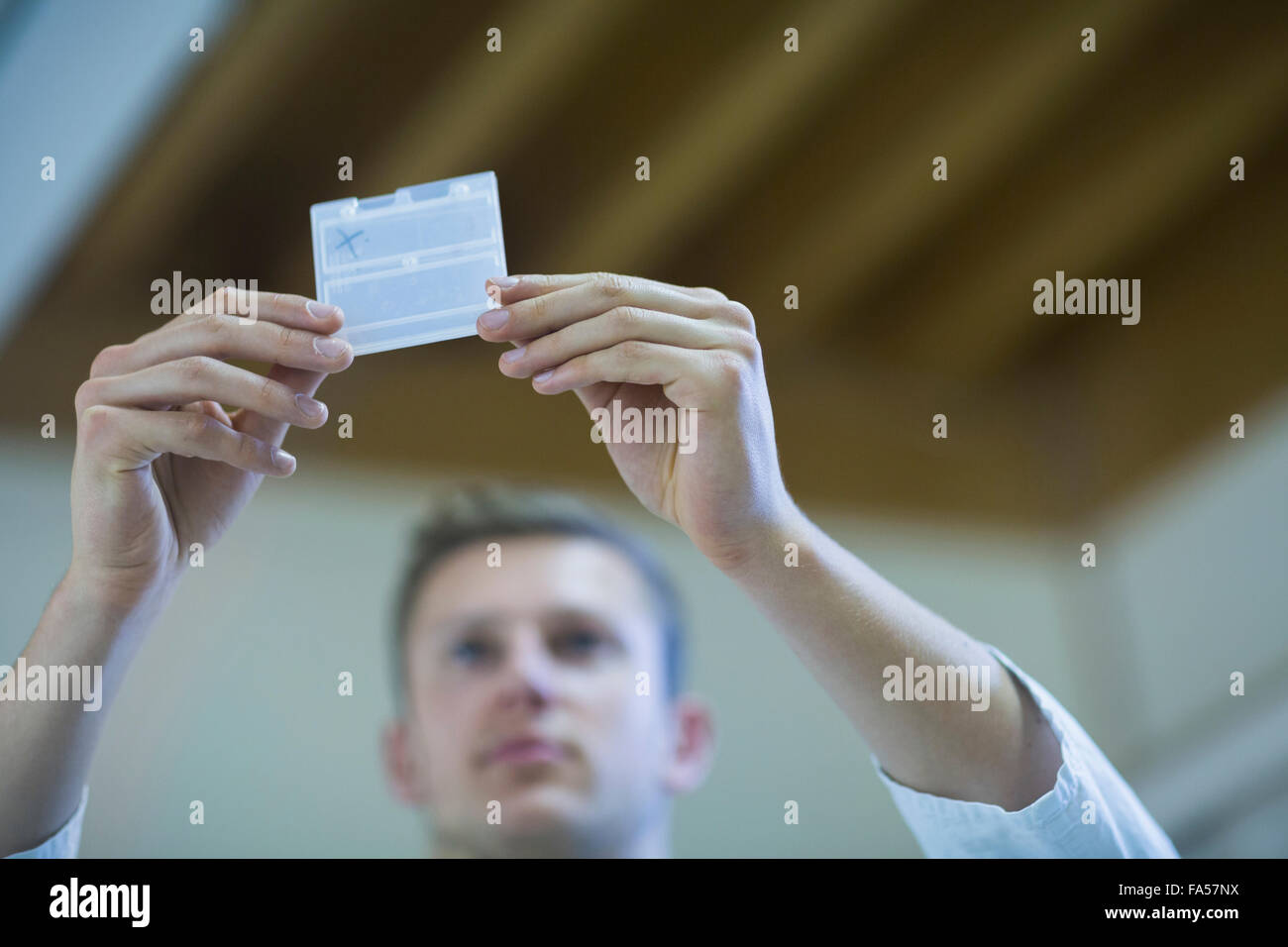 Junge männliche Lehrer Betrachtung am Beispiel Freiburg Im Breisgau, Baden-Württemberg, Deutschland Stockfoto
