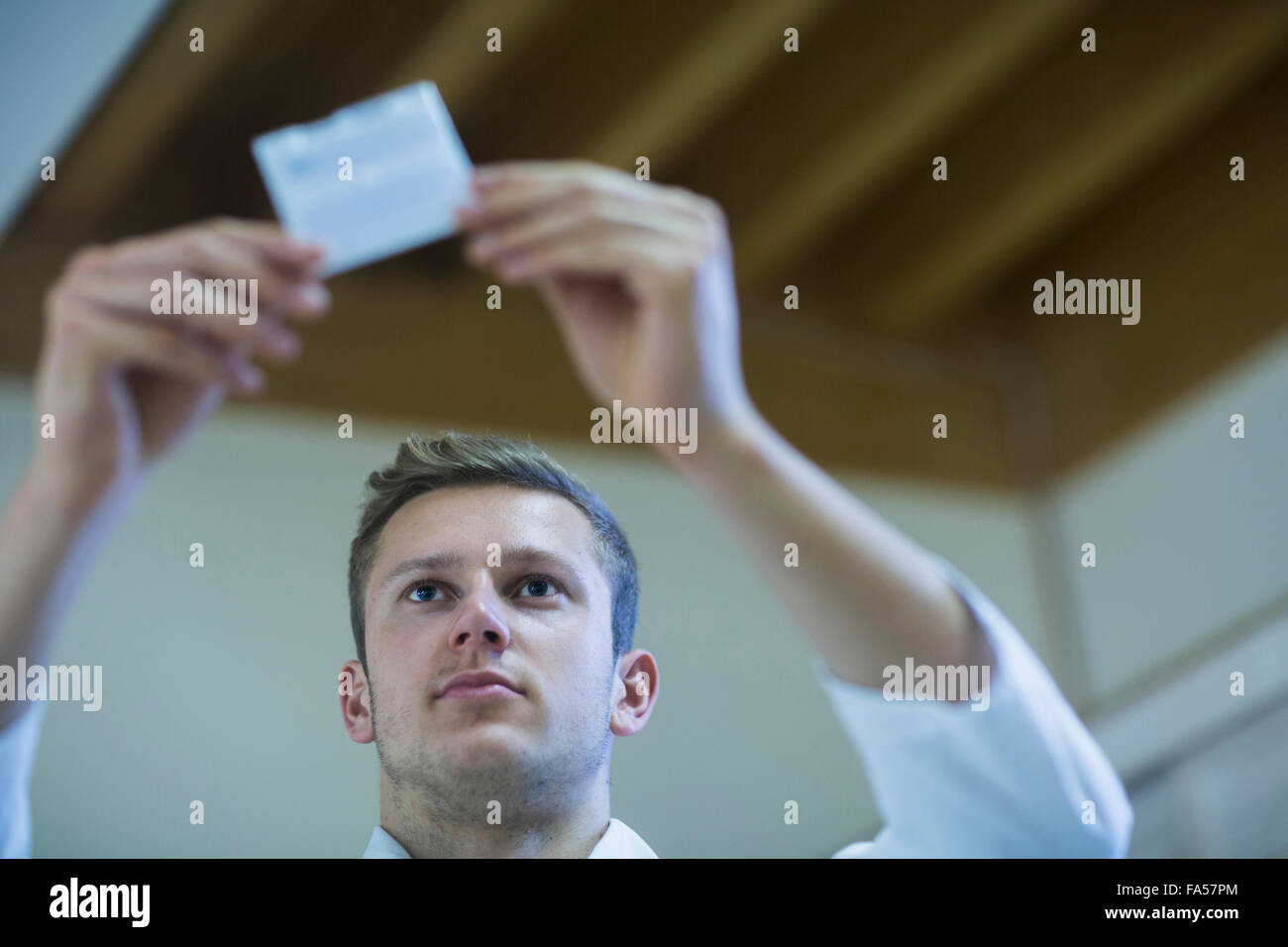 Junge männliche Lehrer Betrachtung am Beispiel Freiburg Im Breisgau, Baden-Württemberg, Deutschland Stockfoto