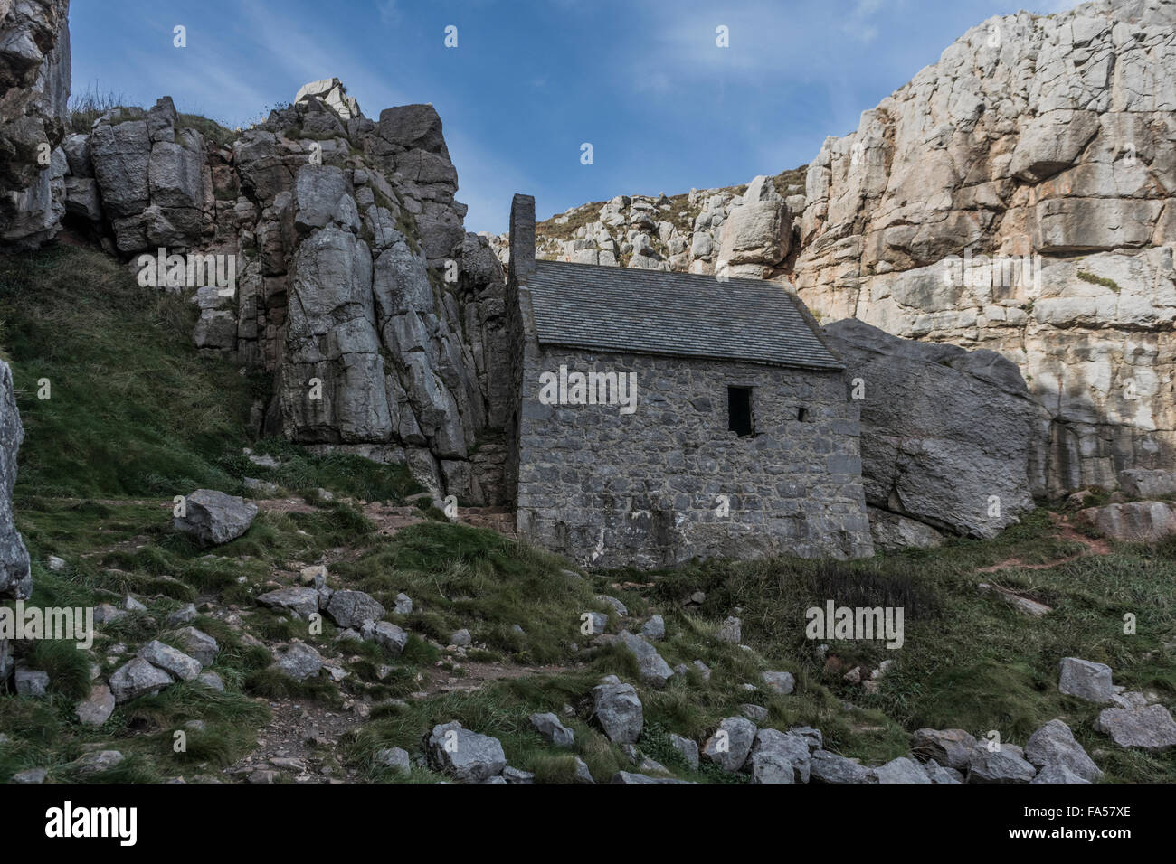 St. Govan Kapelle befindet sich eine Kapelle befindet sich am St. Govan Kopf, Pembrokeshire im Südwesten von Wales. Stockfoto