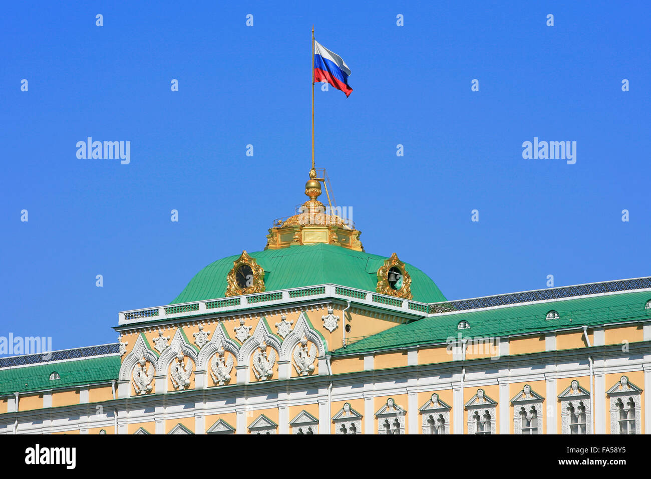 Die russische Flagge fliegt über den Grand Kremlin Palace in Moskau, Russland Stockfoto