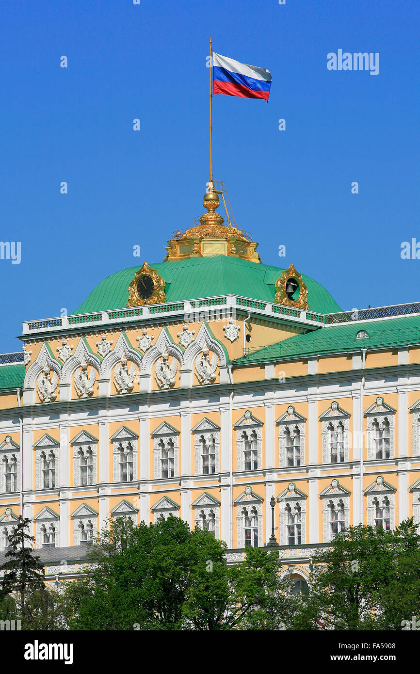 Die russische Flagge fliegt über den Grand Kremlin Palace in Moskau, Russland Stockfoto