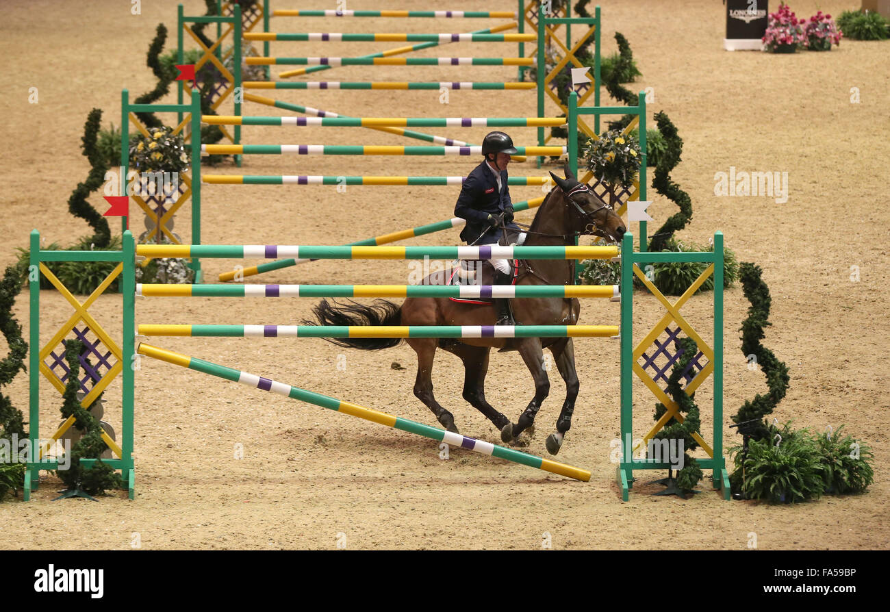 London, UK. 21. Dezember 2015. Michael Whitaker von Großbritannien konkurriert während sechs bar Wettbewerb der London International Horse Show 2015 in Olympia, London, Großbritannien am 21. Dezember 2015. Michael Whitaker Platz den zweiten. Bildnachweis: Han Yan/Xinhua/Alamy Live-Nachrichten Stockfoto