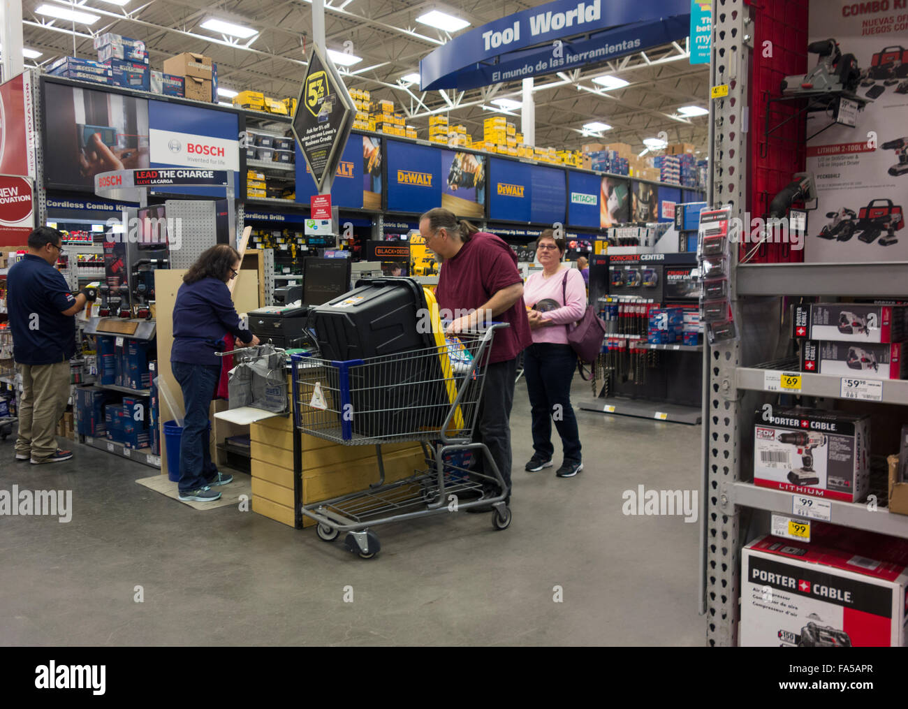 Warten In Der Schlange Um An Der Kasse Im Home Depot Brooklyn Nyc Zu Bezahlen Stockfotografie Alamy
