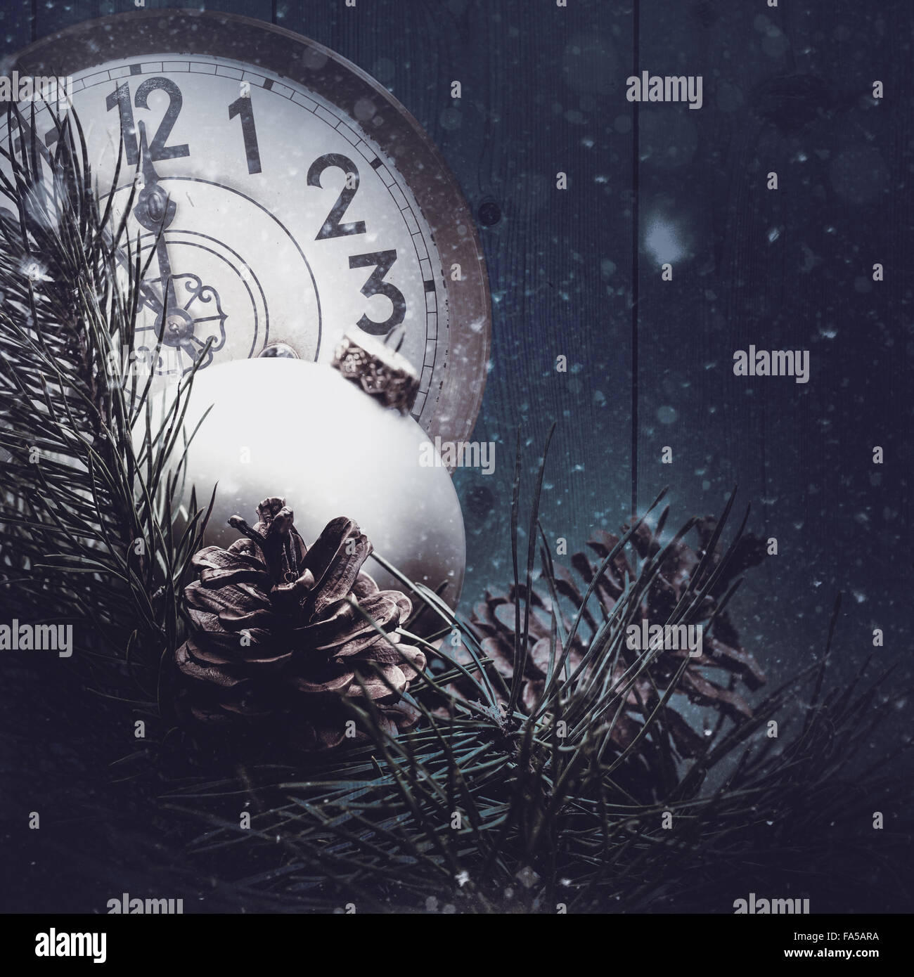 Xmas-abstrakt mit Vintage-Uhren und Weihnachtsschmuck Stockfoto