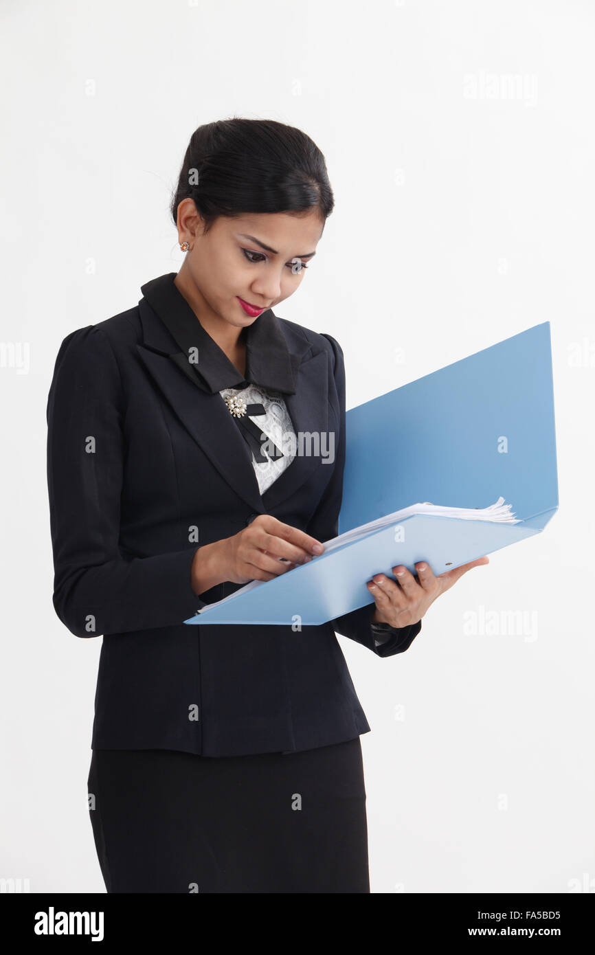 Geschäftsfrau hält Geschäftsdateien Stockfoto
