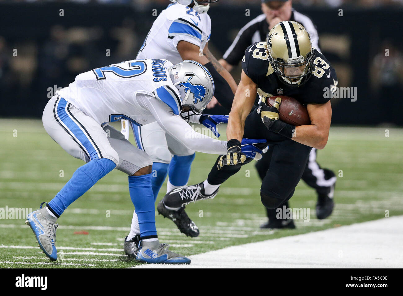 New Orleans, Louisiana, USA. 21. Dezember 2015. New Orleans Saints Wide Receiver Willie Snead (83) ist außerhalb des gültigen Bereichs von Detroit Lions starke Sicherheit Isa Abdul-Quddus (42) während des Spiels zwischen den New Orleans Saints und den Detroit Lions im Mercedes-Benz Superdome in New Orleans, Louisiana schob. Stephen Lew/CSM Credit: Cal Sport Media/Alamy Live-Nachrichten Stockfoto