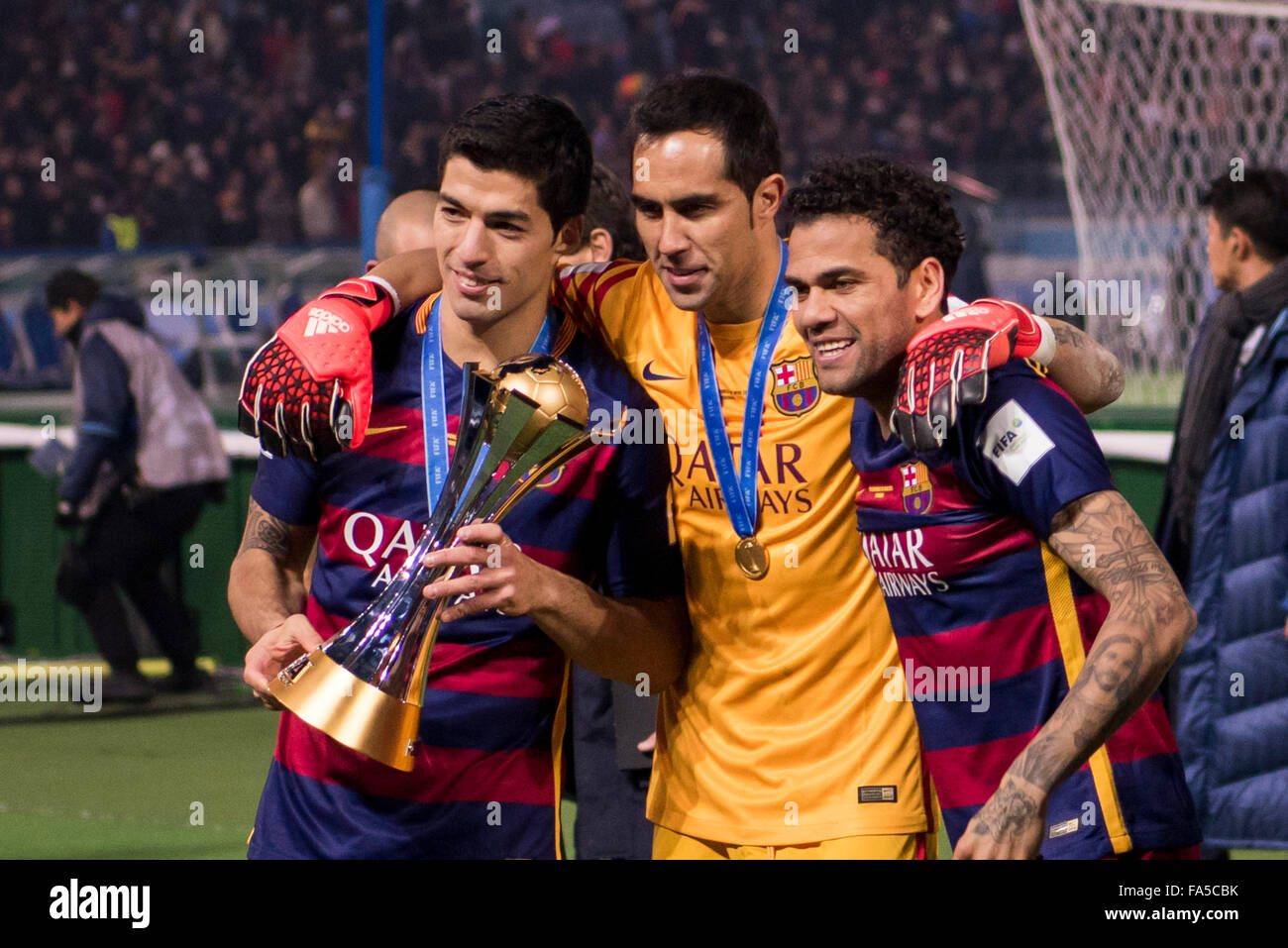 Kanagawa, Japan. 20. Dezember 2015. (L-R) Luis Suarez, Claudio Bravo, Daniel Alves (Barcelona) Fußball: Luis Suarez von Barcelona feiert mit der Trophäe nach dem Gewinn der FIFA Club World Cup Japan 2015 Final Match zwischen River Plate 0-3 FC Barcelona im International Stadium Yokohama in Kanagawa, Japan. © Maurizio Borsari/AFLO/Alamy Live-Nachrichten Stockfoto