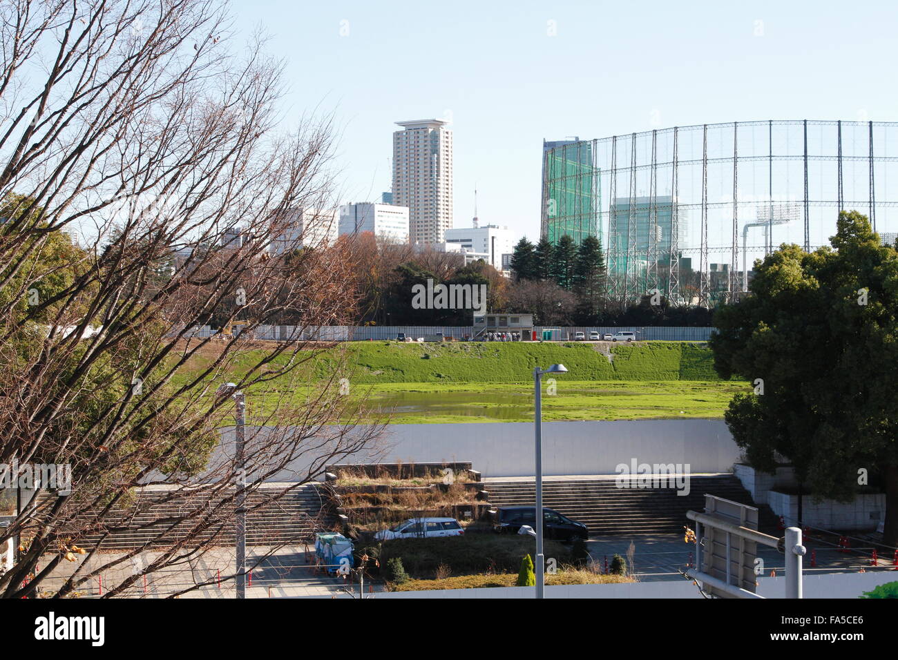 Die Baulücke Nationalstadion für die Renovierung für die Olympischen Spiele 2020 abgerissen wird in Tokio am 18. Dezember 2015 gesehen. Die Japan Sports Council starten die Auswertung von zwei neue Bau-Vorschläge für die 2020 Olympia Stadion und der Gewinner wird noch in diesem Monat gewählt werden. © Hiroyuki Ozawa/AFLO/Alamy Live-Nachrichten Stockfoto