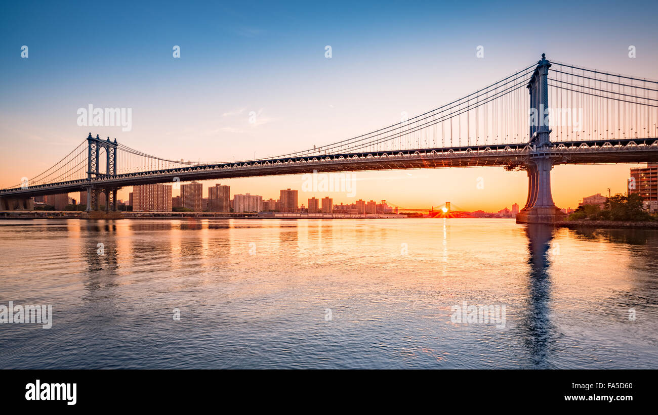 Manhattan Bridge bei Sonnenaufgang, von Brooklyn Bridge Park gesehen Stockfoto