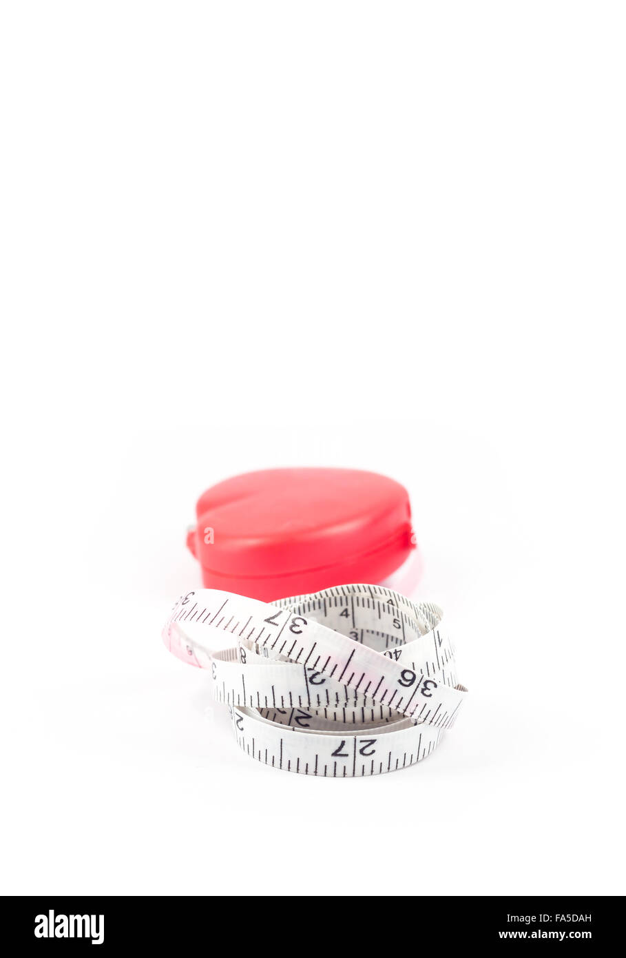 Maßband in Herzform auf weißem Hintergrund, Fotoarchiv Stockfoto